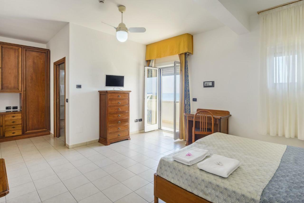 Hotel Dei Bizantini & Villaggio Campo Dei Messapi San Pietro in Bevagna Luaran gambar