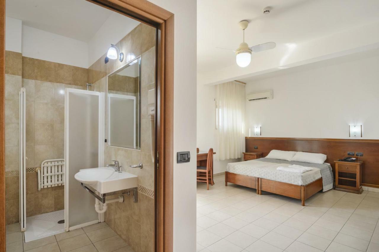 Hotel Dei Bizantini & Villaggio Campo Dei Messapi San Pietro in Bevagna Luaran gambar